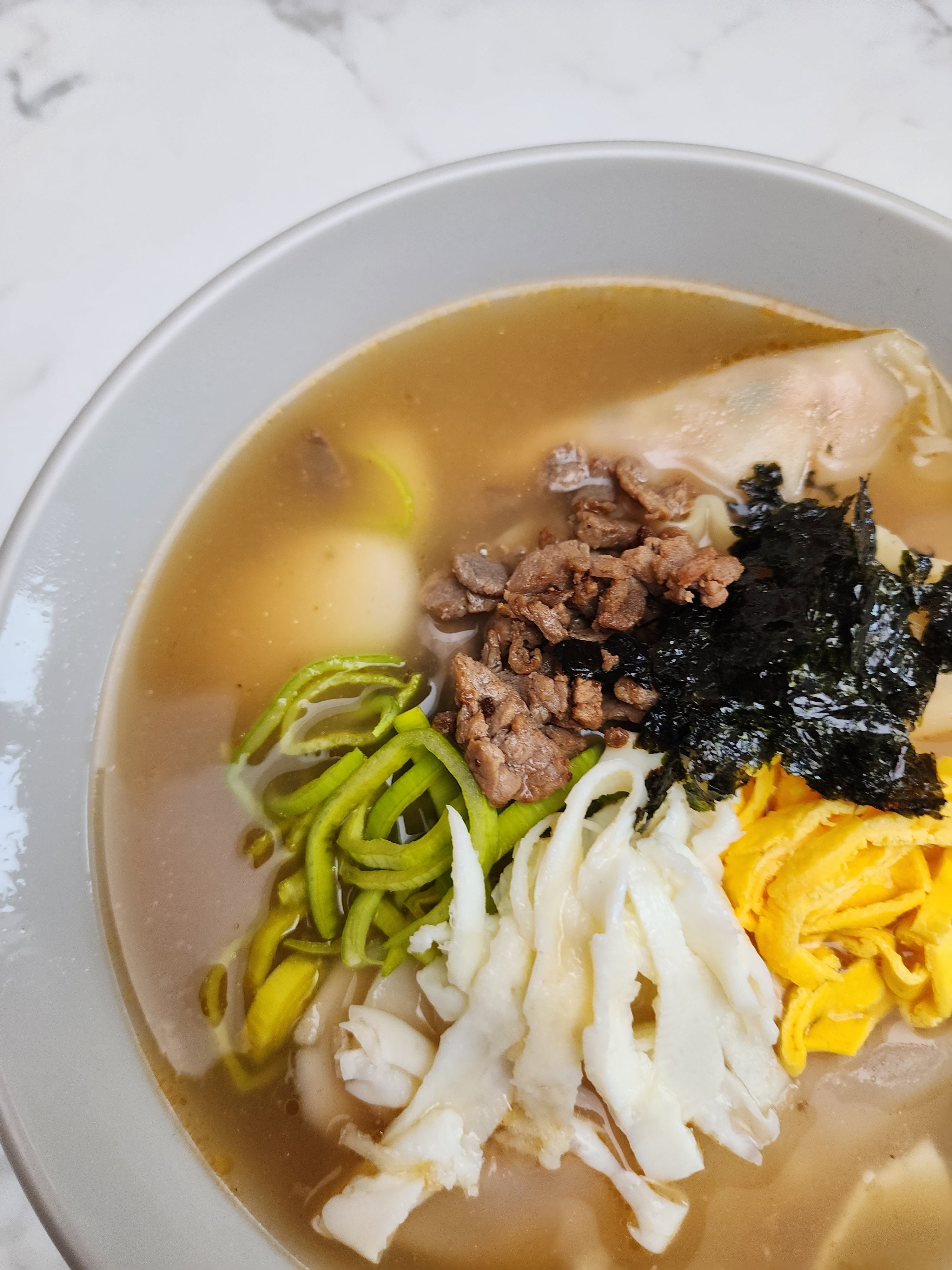 Recette de Tteok mandu guk (떡만둣국)